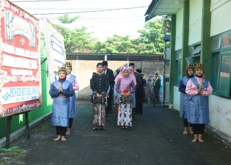 Tim Tari Iringi Kirab Purna Siswa Kelas XII MAN 2 Bantul 1 WhatsApp Image 2025 05 19 at 08.10.46