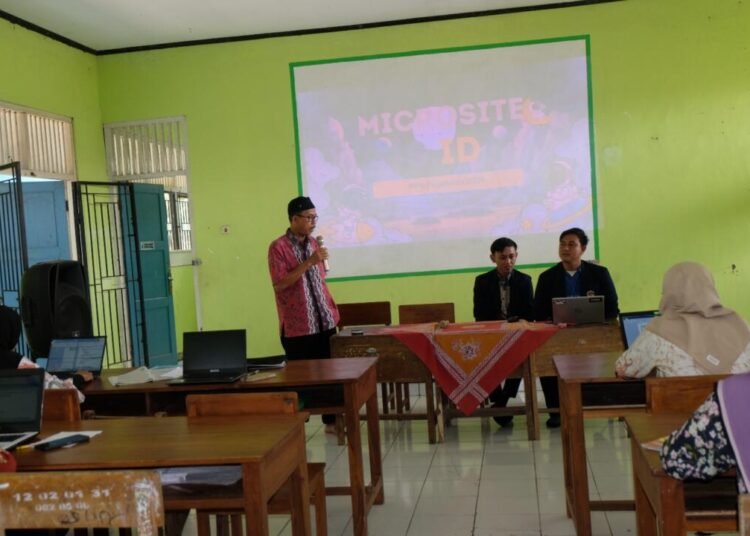 SMP Negeri 2 Mijen Demak Selenggarakan Sosialisasi dan Pelatihan: Penggunaan Microsite, Penanganan Cedera Olahraga Ringan, dan Sosialisasi Olahraga Pétanque untuk Meningkatkan Kualitas Pembelajaran dan Kesehatan Siswa 5 WhatsApp Image 2025 05 26 at 18.09.14
