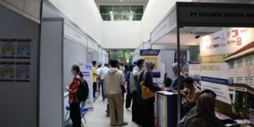 Suasana serambi kiri saat kegiatan Unnes Career Expo yang diselenggarakan pada tahun 2024.