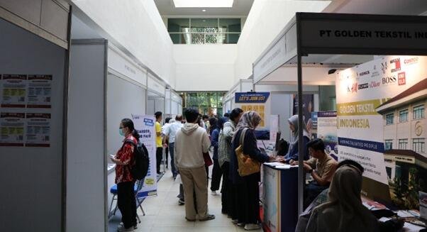 Suasana serambi kiri saat kegiatan Unnes Career Expo yang diselenggarakan pada tahun 2024.
