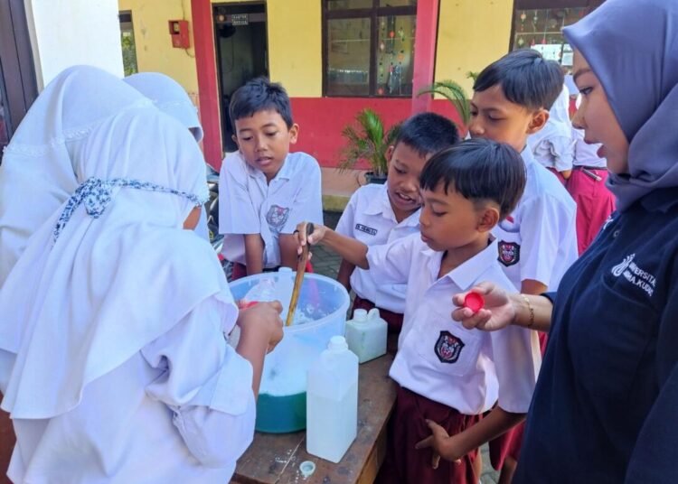 Hidup Sehat Mulai Dari Dini, Mahasiswa Universitas Muria Kudus Membuat Sabun Ramah Lingkungan Bersama Anak Sekolah Dasar 1 berita 1