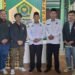 Foto Kepala KUA dan Staf KUA Menganti Gresik dengan Mahasiswa UINSA Surabaya