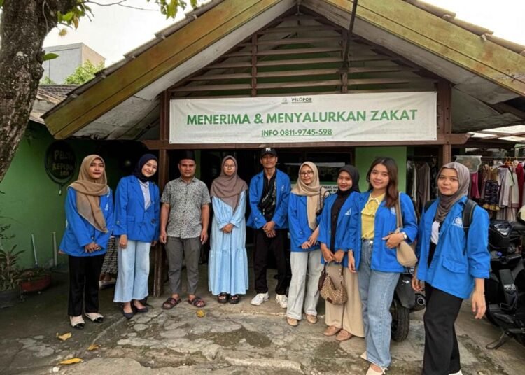 Menanamkan Nilai Kebersihan dan Gotong Royong: Aksi Nyata Mahasiswa UBSI di Rumah Yatim Dhuafa 1 Foto Bersama Dengan Pengurus Rumah Yatim Duafa
