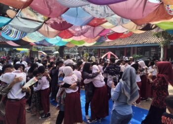 Momen haru antara orang Tua/Wali Murid Kelas VI dalam prosesi sungkeman