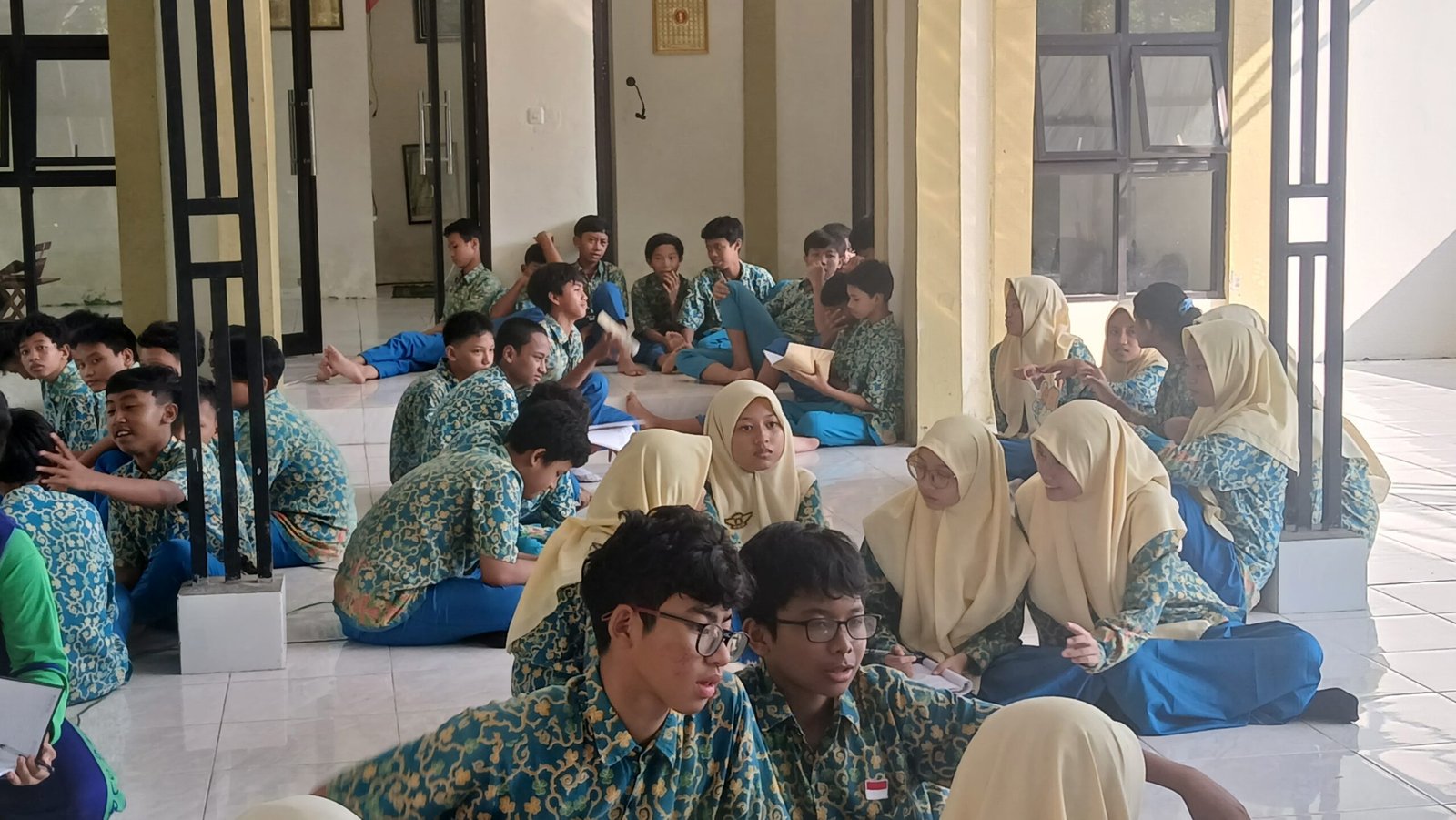 Sosialisasi Moderasi Beragama di SMPN 62 Surabaya: Mahasiswa UPN Veteran Jawa Timur Tanamkan Nilai Toleransi Sejak Dini 3 20250611 082307 scaled