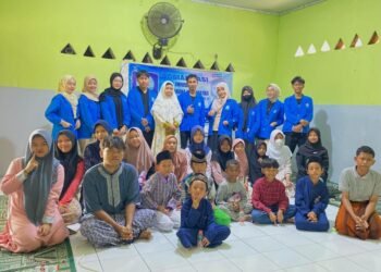Foto bersama Ketua Yayasan dan Adik-adik Panti