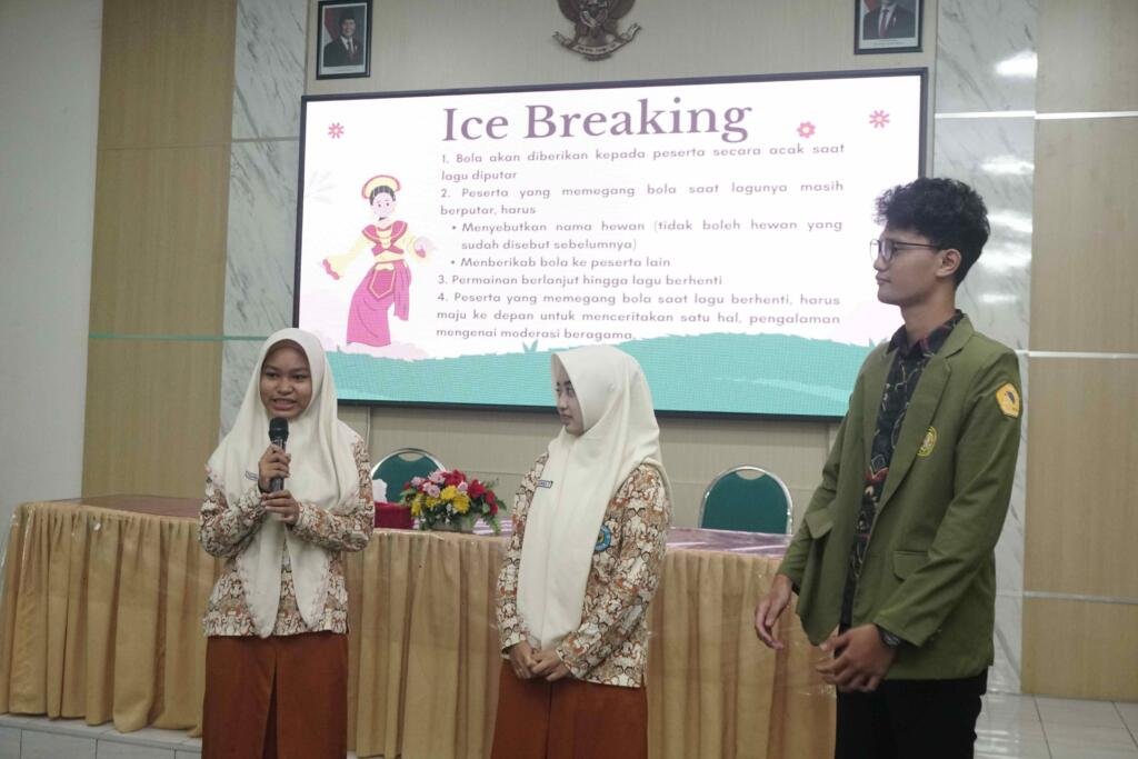 Mahasiswa Selenggarakan Sosialisasi Moderasi Beragama : Pelajar SMAN 19 Surabaya Tanamkan Sikap Toleransi dalam Keberagaman 3 Dokumentasi 3