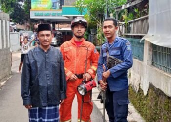 Salah satu petugas damkar dan waga