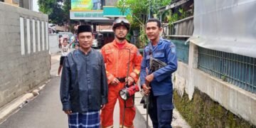 Salah satu petugas damkar dan waga
