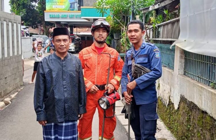 Salah satu petugas damkar dan waga