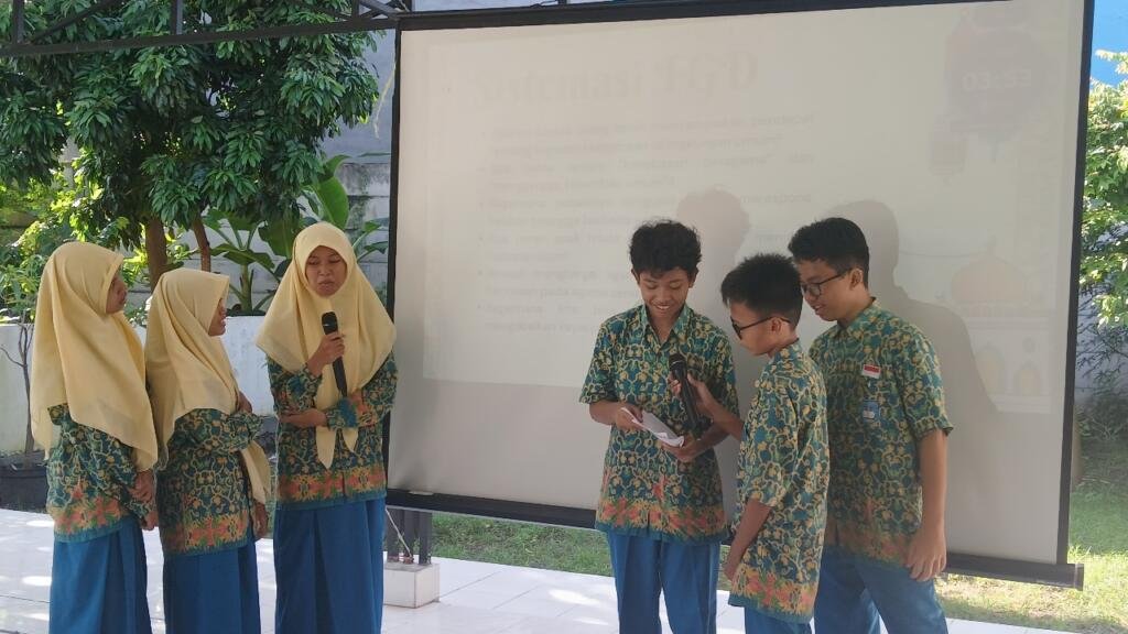 Sosialisasi Moderasi Beragama di SMPN 62 Surabaya: Mahasiswa UPN Veteran Jawa Timur Tanamkan Nilai Toleransi Sejak Dini 4 IMG 20250617 WA0055