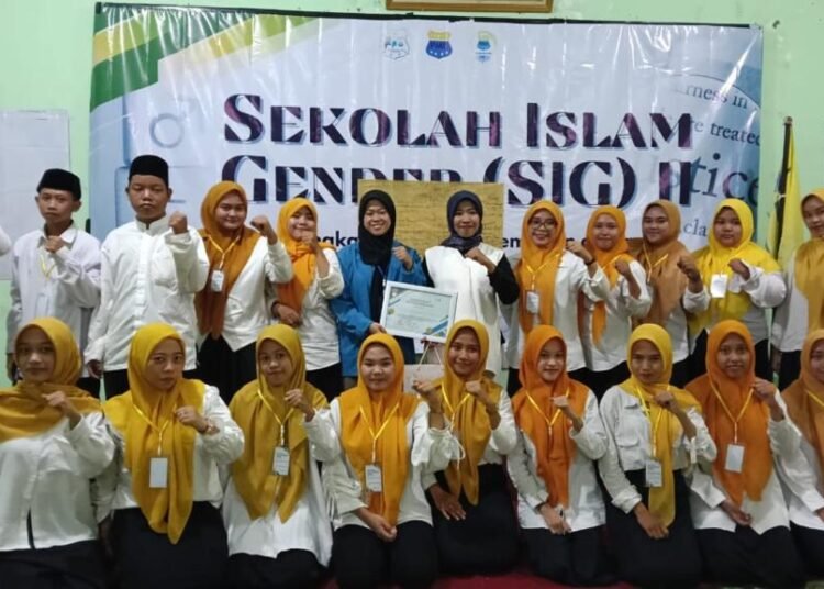 Dokumentasi Salah satu Materi dalam Sekolah Islam Gender - II KOPRI PK PMII Akar Bumi Gresik (In frame: Ike Shoimah, Ketua Kopri PC PMII Lamongan dan Tika, Ketua SC SIG-II)