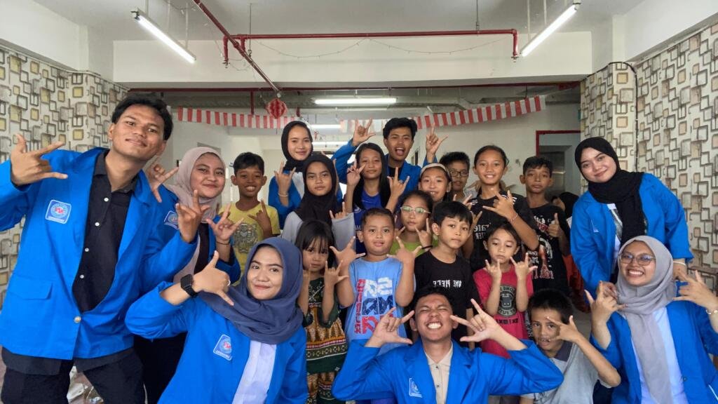 (foto bersama): 📸💙 Momen kebersamaan yang hangat dan penuh tawa. Sampai jumpa lagi, adik-adik hebat! \#KenanganIndah #SenyumBahagia