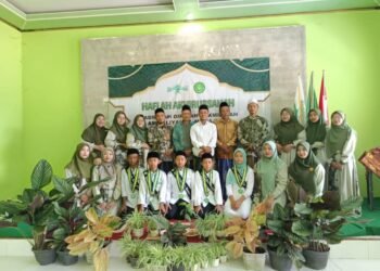 Potret Ustadz - Ustadzah MDTA Al-Muhajirin Sidodadi bersama Wisudawan Wisudawati