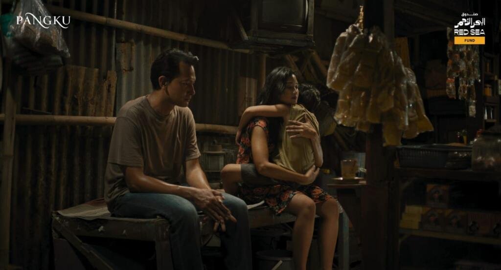 Reza Rahadian Debut Sutradara Film Panjang: “Pangku” Tampilkan First Look Penuh Emosi 2 Salah satu cuplikan Film Pangku