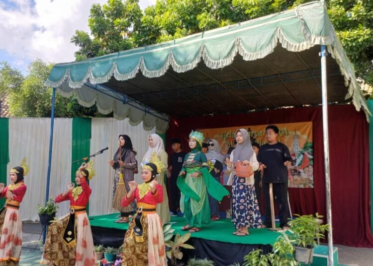 Heisma Arya Demokrawati Bangga dan Lega, Penampilan Drama Musikal Gelar Karya P5RA MTs Negeri 6 Bantul Sukses 1 IMG 20250626 WA0156