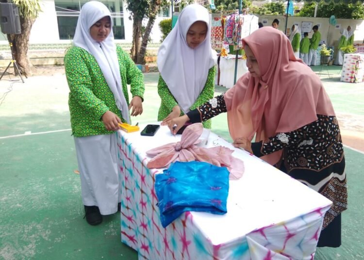 Fauka Nurul Berikan Tutorial Mempercantik Stand P5RA untuk Persiapan Gelar Karya di MTs Negeri 6 Bantul 1 IMG 20250627 WA00101