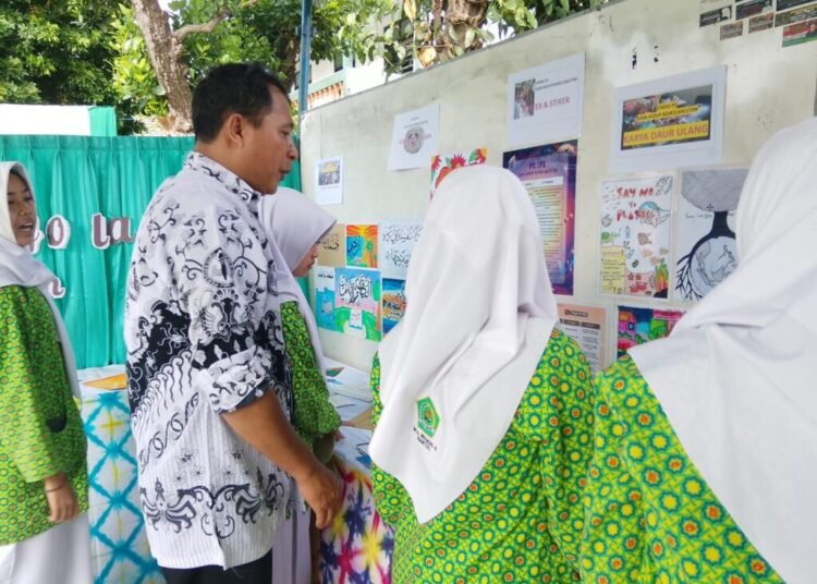 Koordinator P5RA Lakukan Pantauan Progres Persiapan Pameran P5RA dalam Acara Gelar Karya di MTs Negeri 6 Bantul 1 IMG 20250627 WA00931