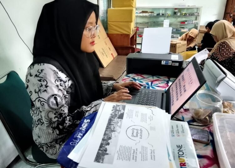 Guru BK Baru, Sahnicha, Turut Berkontribusi dalam Persiapan Gelar Karya P5RA di MTs Negeri 6 Bantul 1 IMG 20250627 WA00941