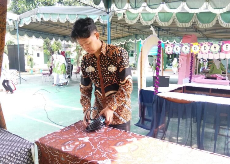 Pengecekan Kabel Dilakukan Guna Kesuksesan Acara Gelar Karya P5RA MTs Negeri 6 Bantul 1 IMG 20250627 WA01031
