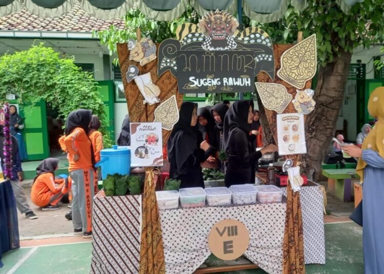 Kelas VIIIE MTsN 6 Bantul Turut Meriahkan Gelar Karya dengan Berbagai Inovasi 1 IMG 20250628 WA0043