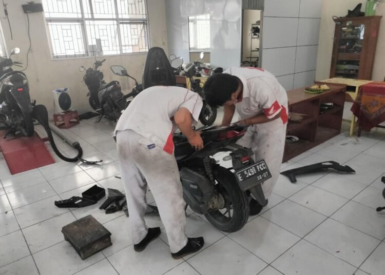 SMK Ponpes Cadangpinggan dan AHASS PT Nafriya Motor Abadi Tukdana Indramayu Gelar Servis Gratis, Puluhan Motor Warga dapat Oli Gratis 1 IMG20250619113550 min