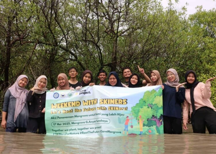 Bakti untuk Alam: SKINers FKp Unair Tanam Bakau dan Bersihkan Kawasan Mangrove Gunung Anyar 1 SKINers
