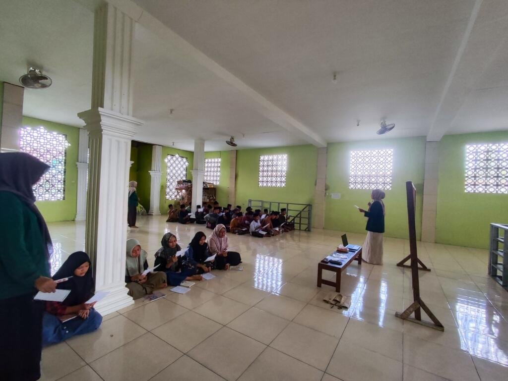 Amazing! Santri Darul ‘Ulum Sirau Kemranjen Level Up English Skills dalam Satu Jam 2 IMG 20250608 1415081