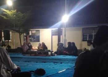 Momen Pengasuh Pondok Pesantren Cadangpinggan memotong Tumpeng sebagai Ungkapan Rasa Syukur