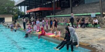 Suasana Kolam Renang Antasari Banjarbaru yang tetap ramai dikunjungi warga meski akses jalan terganggu