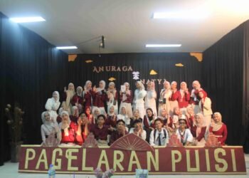 Mahasiswa membawakan puisi cinta dalam pagelaran Anuraga Natya 2025
