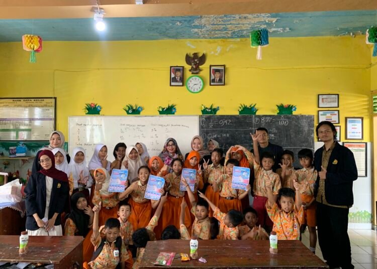 Tim penyuluh berfoto bersama para siswa dan guru setelah kegiatan penyuluhan selesai dilaksanakan.