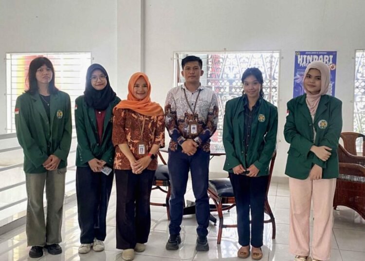 Mahasiswa Kesejahteraan Sosial melakukan wawancara kepada pekerja sosial terkait penanganan PPKS di Medan 05/06/2025