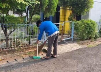 gambar seseorang sedang bersih bersih