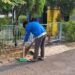 gambar seseorang sedang bersih bersih