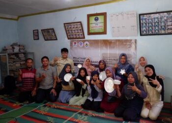 CV. Sabila Multi Kreasindo dan Mahasiswa Ilmu Komunikasi Universitas Tidar Gelar Campaign : Dari Limbah Jadi Berkah 1 Foto : Pelatihan Pencetakan kerajinan dari kulit kerang oleh CV. Sabila Multi Kresindo Sumber : Dokumentasi Pribadi