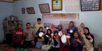 Foto : Pelatihan Pencetakan kerajinan dari kulit kerang oleh CV. Sabila Multi Kresindo  Sumber : Dokumentasi Pribadi