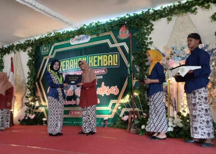 Siswa Kelas IX E MTsN 6 Bantul Antusias Ikuti Prosesi Penyerahan Hasil ASPD 1 WhatsApp Image 2025 06 02 at 14.54.21