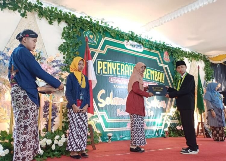 Penyerahan Hasil ASPD Siswa Kelas 9D MTsN 6 Bantul Berlangsung Khidmat 1 WhatsApp Image 2025 06 04 at 09.45.29 1