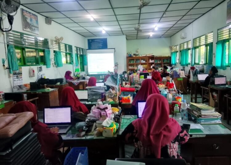 Pengawas Madrasah Kembali Bacakan Rapor Pendidikan MTsN 6 Bantul, Soroti Kemajuan Dan Lakukan Diskusi Evaluatif 1 WhatsApp Image 2025 06 05 at 10.04.02