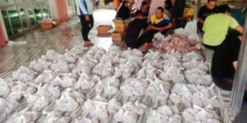 Bungkusan daging kurban yang akan didistribusikan kepada warga