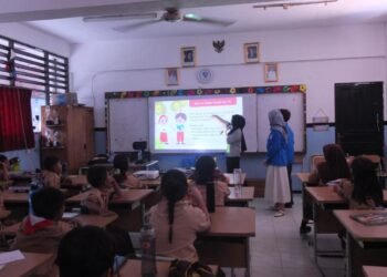 Mahasiswa sedang memaparkan materi terkait cinta tanah air.
