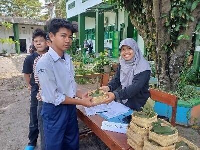 MTsN 6 Bantul Salurkan Daging Kurban untuk Siswa Yatim dan Dhuafa 1 WhatsApp Image 2025 06 12 at 09.27.13