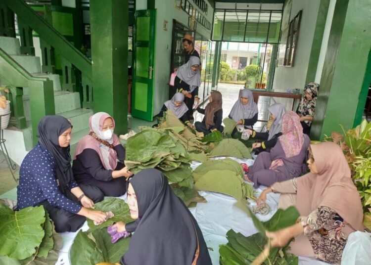 MTsN 6 Terapkan Perilaku Ramah Lingkungan, Daging Kurban Dipaket dengan Daun Jati dan Besek 1 WhatsApp Image 2025 06 12 at 11.41.32 1