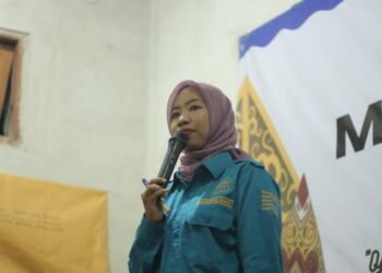 Ketua KOPRI PC PMII Lamongan, Ike Shoimah saat menyampaikan materi tentang Studi Gender dan Ke-KOPRI-an