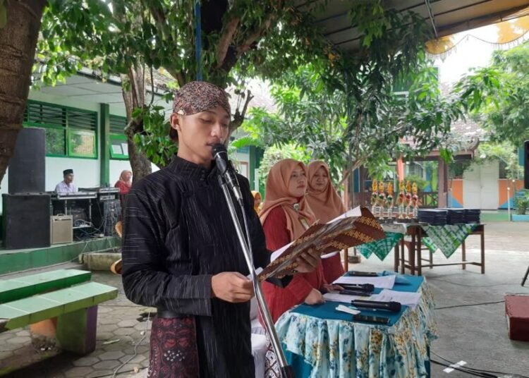 Alumni MTsN 6 Bantul, Raka Wersniwira, Menjadi Penyadran dalam Acara Penyerahan Kembali Siswa Kelas IX 1 WhatsApp Image 2025 06 24 at 12.49.26