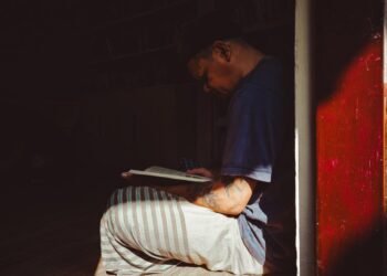 Seorang Warga Binaan sedang menikmati membaca buku di Perpustakaan Pancasila Rutan Kebumen