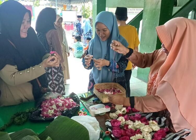 Pegawai dan Wali Siswa MTsN 6 Bantul Bersinergi Merangkai Bunga untuk Semarak Kirab Gelar Karya P5RA 1 WhatsApp Image 2025 06 26 at 12.06.18