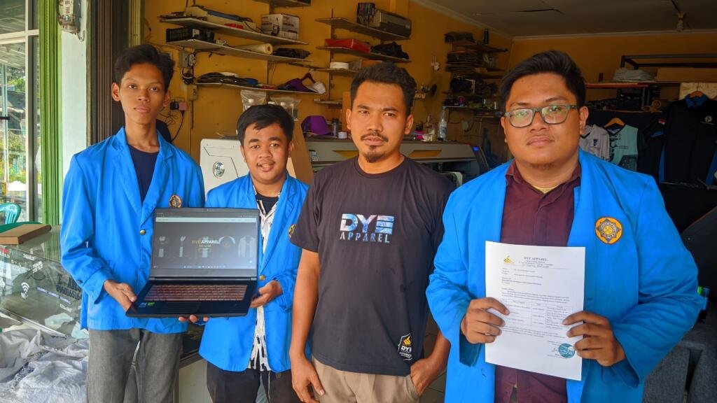 Mahasiswa Universitas Pamulang Kembangkan Website UMKM DYE Apparel 2 Serah Terima Website