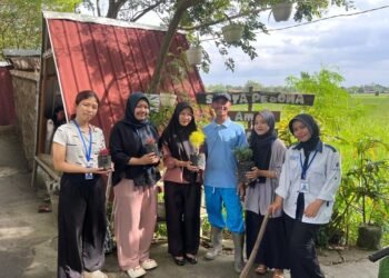 Dokumentasi proses penyerahan tanaman hias pada ketua pengurus Mbulak wilkel